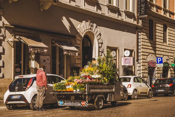 Рим Италия Марта 2018 Мужчина Продает Цветы Грузовик Улице Рима — стоковое фото