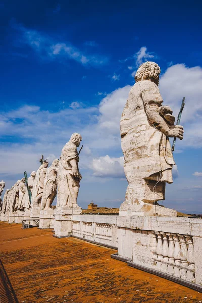 Статуи Вершине Санкт Питерс Базилики Голубое Небо Ватикан Италия — стоковое фото