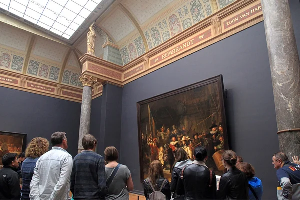 Посетителей, глядя на знаменитый Ночной дозор, Рембрандта, Амстердам — стоковое фото