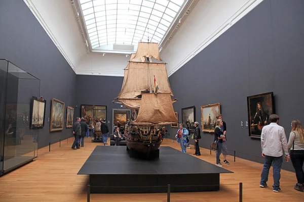 Посетителей на знаменитый Государственный музей в Амстердаме, Нидерланды — стоковое фото