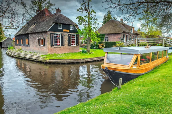 Фантастический Старый голландский деревня с соломенными крышами, Giethoorn, Нидерланды, Европа — стоковое фото