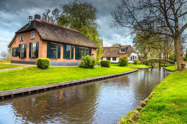 Известных старых голландских деревни с соломенными крышами, Giethoorn, Нидерланды, Европа — стоковое фото