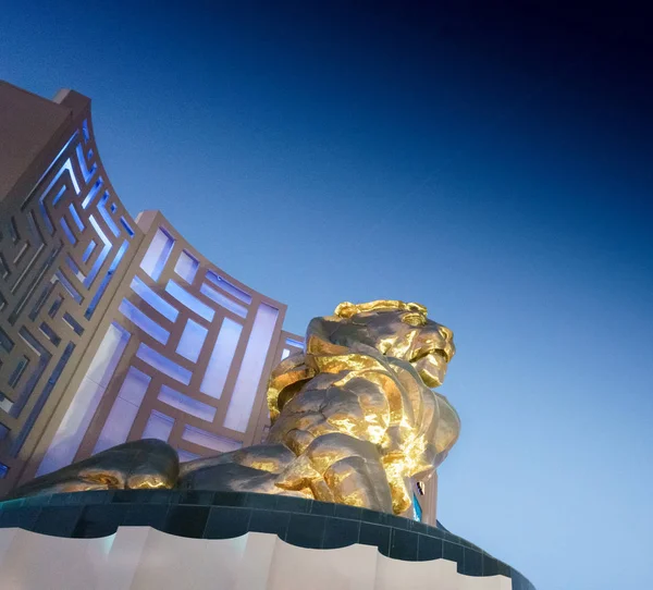 Статуя Золотой Лев, освещенные в сумерках — стоковое фото