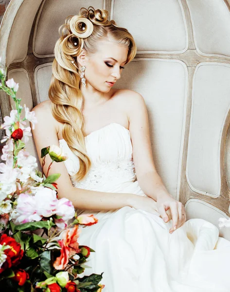 Красота эмоциональной блондинка невеста в роскошный интерьер сновидения, сумасшедший — стоковое фото