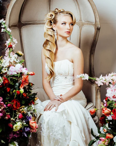 Красота эмоциональной блондинка невеста в роскошный интерьер сновидения, сумасшедший — стоковое фото