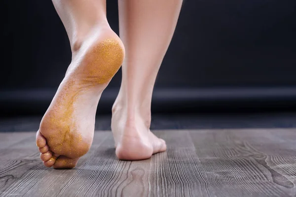 Крупным планом грациозная womans ноги — стоковое фото