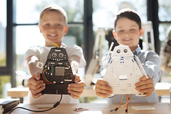 Две счастливые мальчиков, показаны их робот космических воинов — стоковое фото