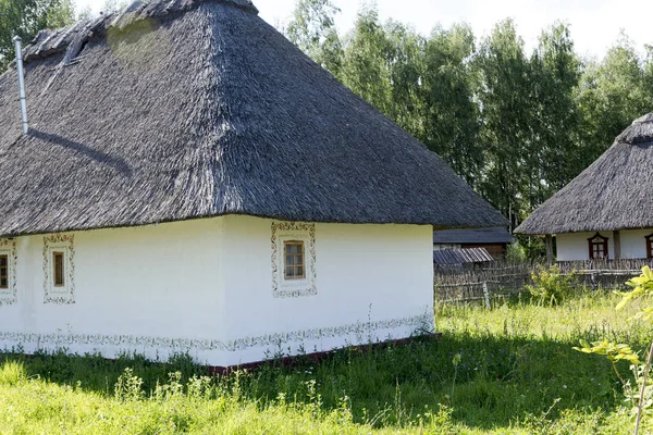 Старые дома с соломенными крышами — стоковое фото