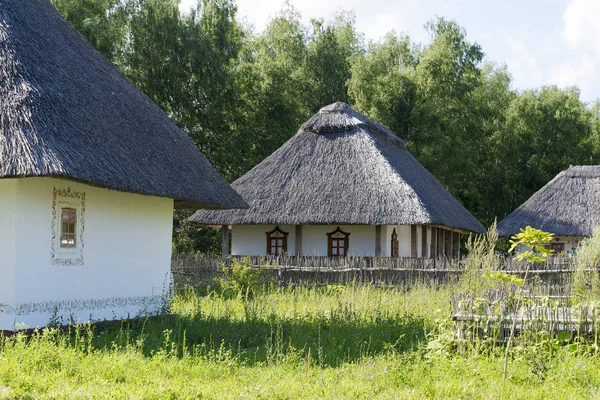 Старые дома с соломенными крышами — стоковое фото