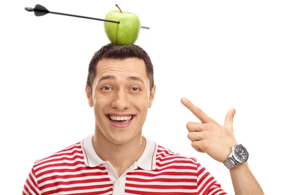 Человек, указывая на яблоко пронзили стрелка — стоковое фото
