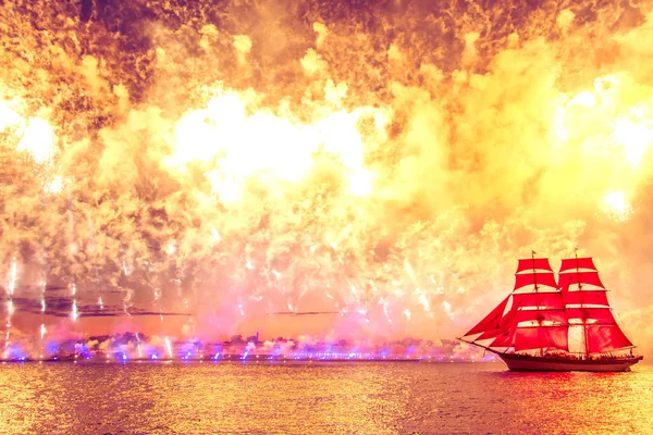 Красочные фейерверки и корабль с Алые паруса — стоковое фото