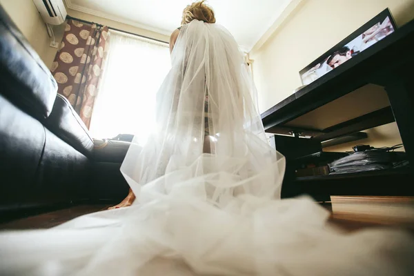 Невеста, одевающаяся — стоковое фото