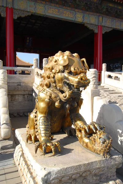 Статуя льва у ворот небесной чистоты — стоковое фото
