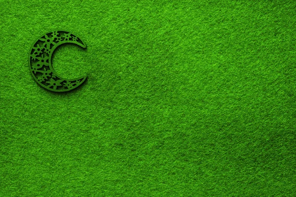 Зеленая Луна Полумесяца на зеленой траве — стоковое фото