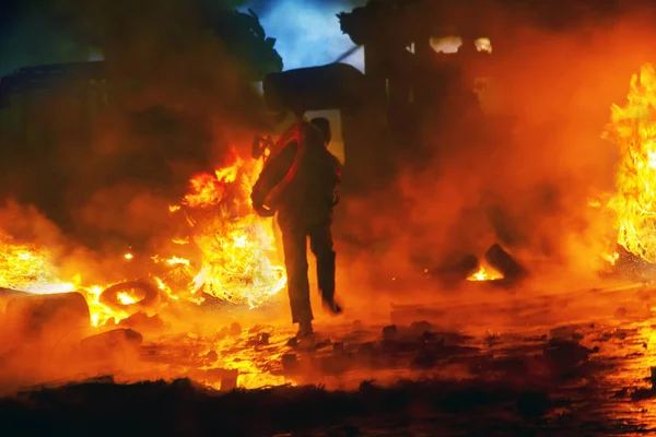 Пожарные на улице Грушевского — стоковое фото