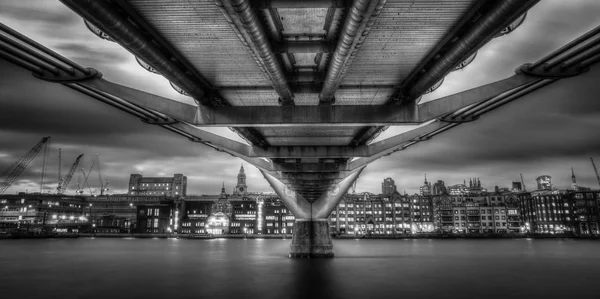 Под мостом Миллениум — стоковое фото