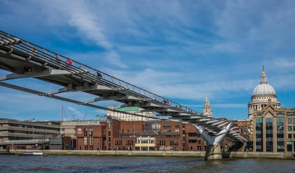 Тысячелетия мост через Темзу — стоковое фото