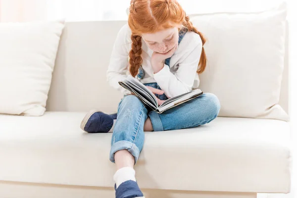 Маленькая девочка, читающая книгу — стоковое фото
