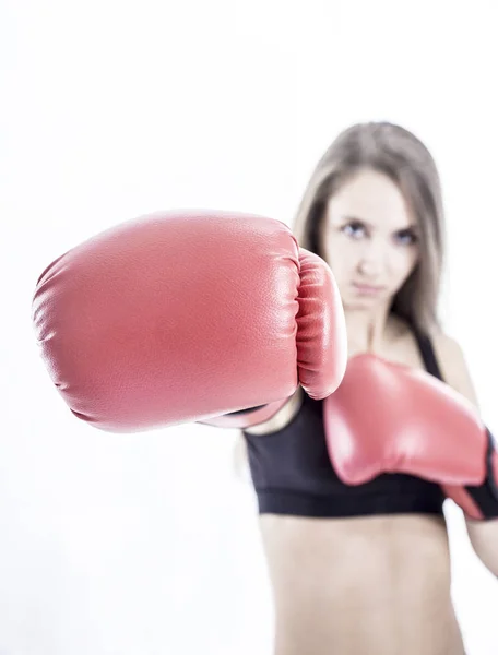 Концепция цели: Портрет молодой женщины спортивной в боксерские перчатки — стоковое фото