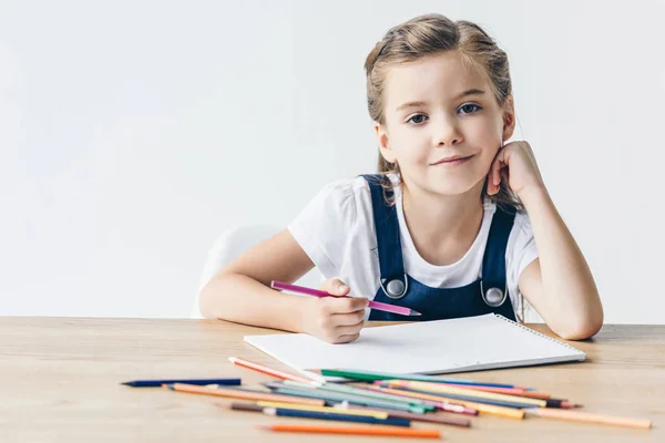 Счастливый Маленькая Школьница Рисунок Цветные Карандаши Глядя Камеру Изолированные Белом — стоковое фото