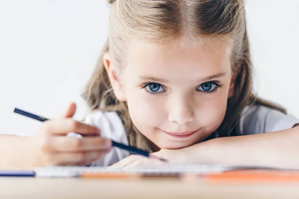 Макро Портрет Маленькая Школьница Рисунок Цветные Карандаши Глядя Камеру Изолированные — стоковое фото