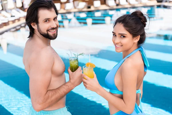 Beautiful Couple Clinking Glasses Lemonade Swimming Pool — стоковое фото