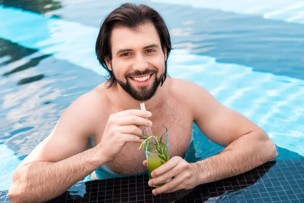 Handsome Bearded Man Glass Cocktail Swimming Pool — стоковое фото