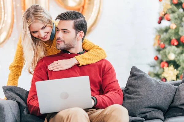 Young Happy Couple Using Laptop Home New Year — стоковое фото