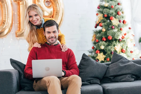 Smiling Couple Using Laptop Together Home Christmas Tree — стоковое фото