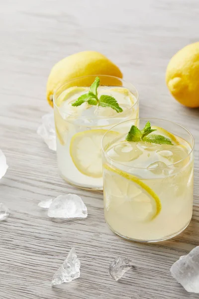 Очки Вкусные Лимонада Льдом Лимонов Деревянные Поверхности — стоковое фото