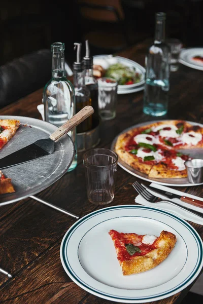 Tasty Pizza Water Table Modern Restaurant — стоковое фото