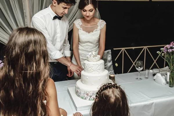 Stylish Gorgeous Bride Elegant Groom Cutting Tasting Unusual White Wedding — стоковое фото