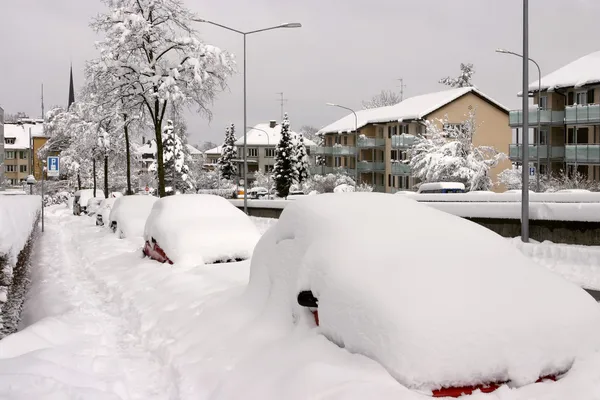Припаркованные автомобили, похоронен под снегом — стоковое фото