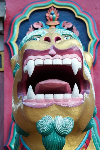 Буддийские Лев guardian, Тенгбоче Монаст — стоковое фото