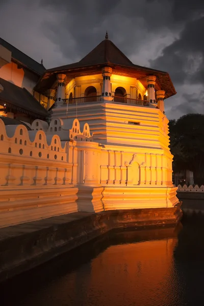 Храм зуба. Вечер. Шри-Ланка — стоковое фото