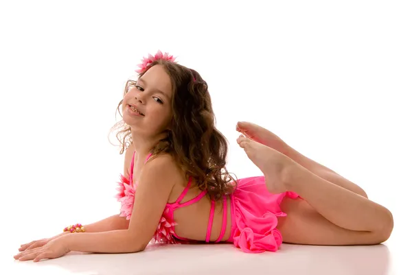 Красивая девочка в розовых купальнике — стоковое фото