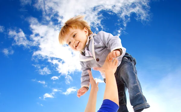Летающий ребенок на небе — стоковое фото