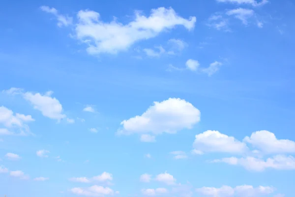 Голубое небо и много маленькие облака — стоковое фото