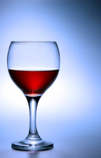 Стакан красного вина за голубой — стоковое фото