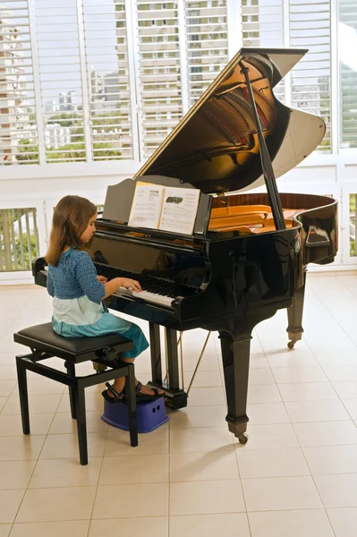 Маленькая девочка, играющая на фортепьяно — стоковое фото