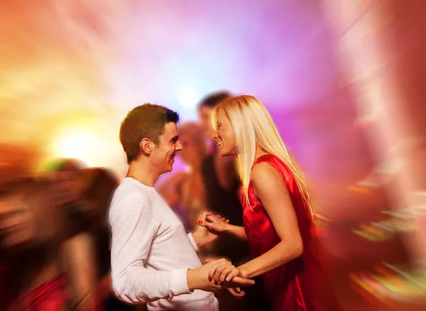 Счастливая пара в ночной клуб — стоковое фото