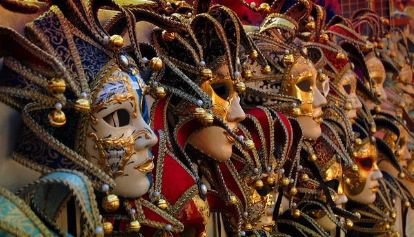 Строка венецианские карнавальные маски — стоковое фото