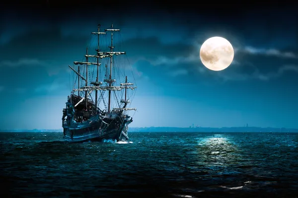 Призрак пиратского судна парусным спортом и Луна — стоковое фото