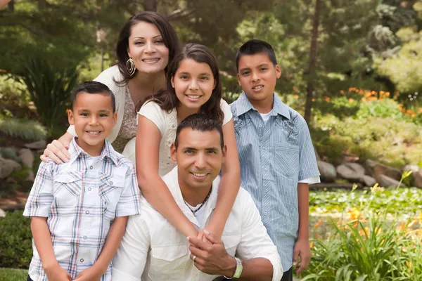 Счастливая латиноамериканская семья в парке — стоковое фото
