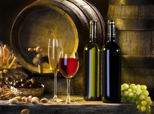 Натюрморт с вином и бочки — стоковое фото