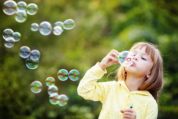 Ребенка начиная мыльные пузыри — стоковое фото