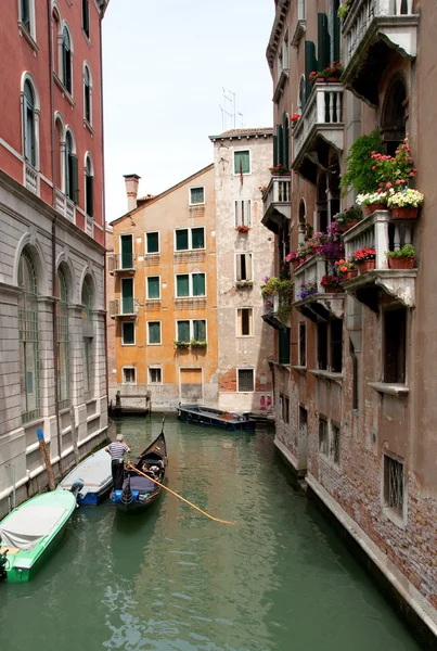 Венецианский канал с Гондола — стоковое фото