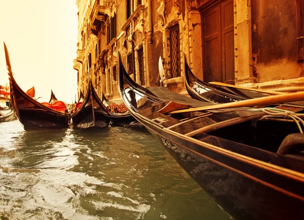 Традиционные на гондоле в Венеции — стоковое фото