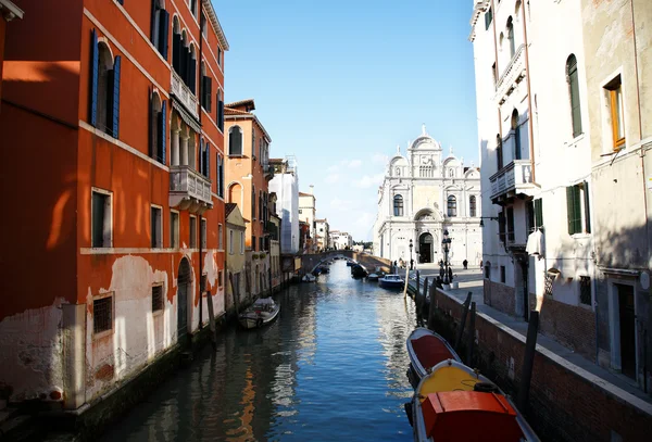 Разноцветная вид на венецианский канал — стоковое фото