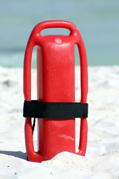 Красный буй на пляже — стоковое фото